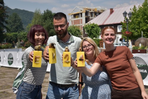 Kamperi-pokazuju-rezultate-radionice-filcanja-vune